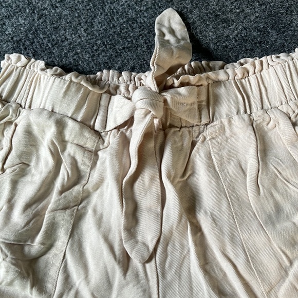 Cream colored flower shorts with bowtie upfront from Charlotte Russe xs womens - Picture 3 of 3